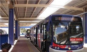 Ônibus intermunicipal em terminal