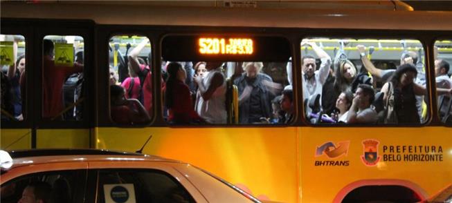 Ônibus lotado em Belo Horizonte: usuários insatisf