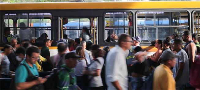 Ônibus lotado em PE. Faltam regras voltadas ao tra