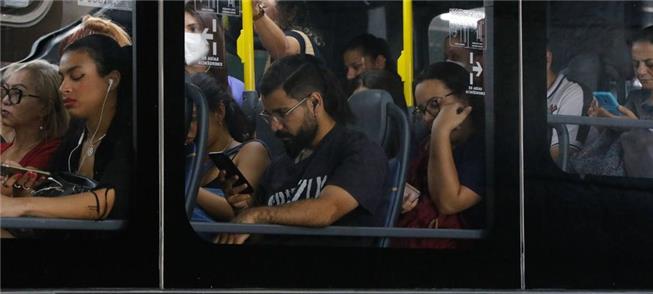 Ônibus lotados nos horários de pico em São Paulo