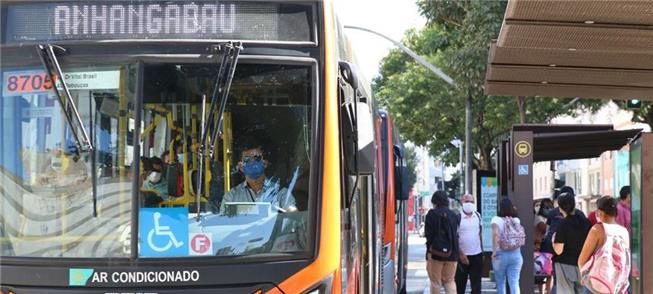 Ônibus na zona oeste de São Paulo. Tarifa segue em