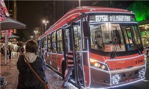 Ônibus natalino circulando pela Avenida Paulista