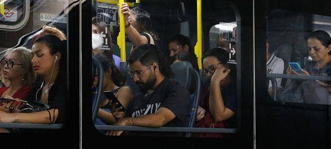 Ônibus partindo cheio do Terminal Barra Funda, em