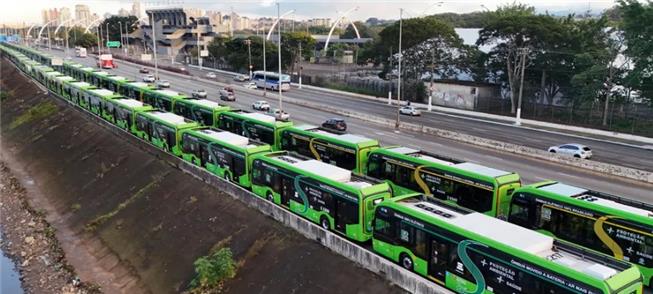Ônibus posicionados em filas paralelas na Marginal