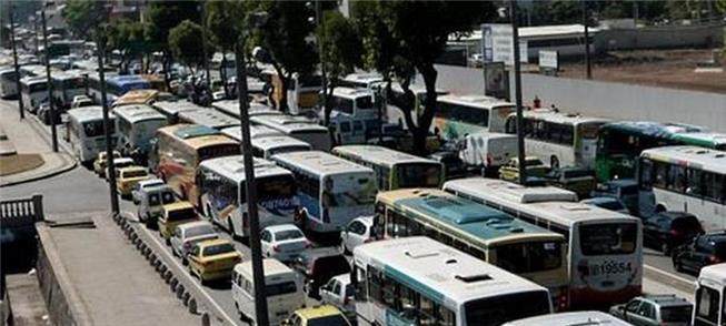 Ônibus preso no congestionamento: prejuízo para a