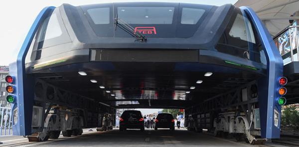 Ônibus túnel em testes na cidade de Qinghuangdao,