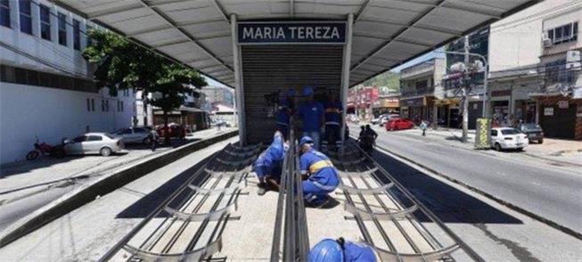 Operários desmontam estação do BRT na zona oeste d