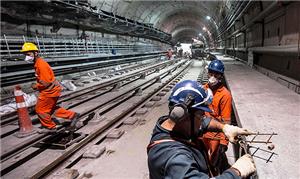 Operários trabalham em obra do metrô do Rio