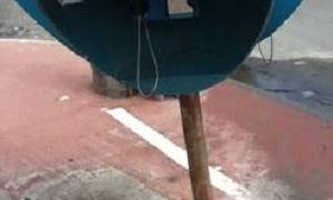 Orelhão triplo impedia passagem pela ciclovia