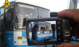 Os busólogos registram modelos de ônibus e compart