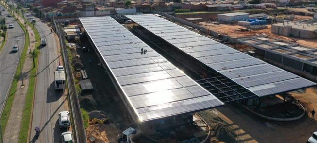 Painéis de energia fotovoltaica cobrem terminal em