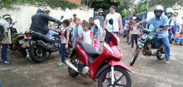Pais estacionam motos sobre a calçada em escola de