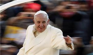 Papa Francisco acena na chegada à Praça São Pedro