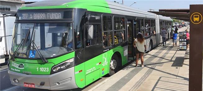 Parada de ônibus em São Paulo