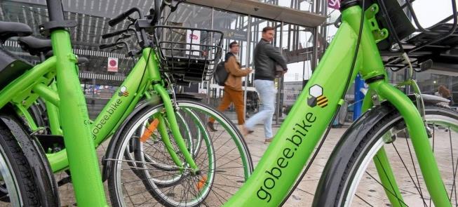 Paris e suas bicicletas de aluguel verdes, azuis e