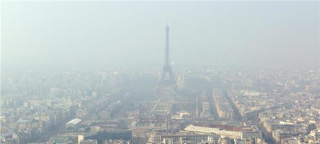 Paris envolta em névoa espessa de poluição