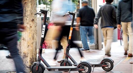 Paris terá regras para patinetes nas calçadas