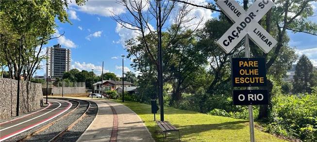 Parque e ciclovia ao longo de trilhos: o exemplo d