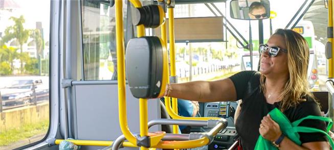 Passageira viaja em ônibus elétrico da linha 520.3