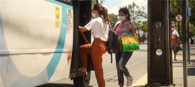 Passageiras embarcam em ônibus na capital cearense