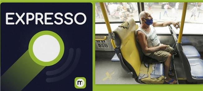 Passageiro em ônibus sucateado e sujo, no Rio de J