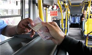 Passageiro paga passagem em ônibus urbano em Brasí