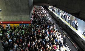 Passageiros à espera do trem na plataforma da esta