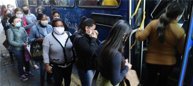 Passageiros acessam ônibus em Porto Alegre