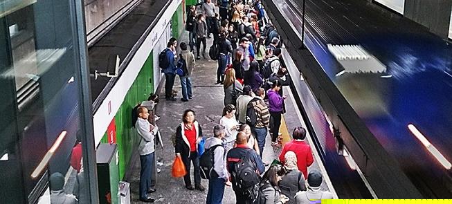 Passageiros aguardando trem em estação do metrô de
