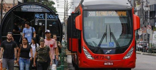 Passageiros desembarcam de ônibus em Curitiba