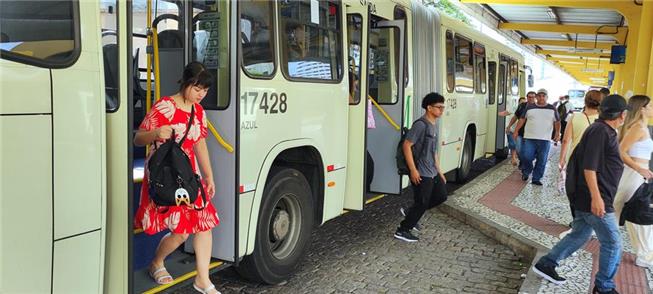 Passageiros desembarcam em terminal de Curitiba (P