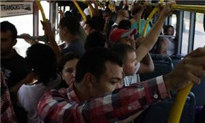 Passageiros do BRT Transoeste sofrem com superlota
