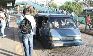 Passageiros embarcam em lotações na Estação Eldora