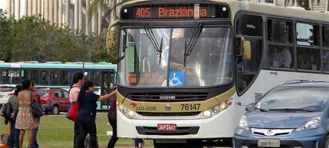 Passageiros embarcam em ônibus no Eixo Monumental