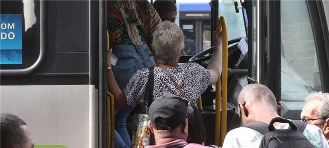 Passageiros embarcam em ônibus no Rio de Janeiro