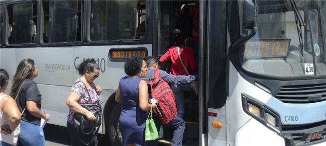 Passageiros embarcam em ônibus no Rio de Janeiro