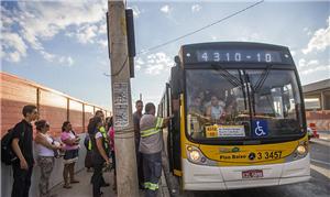 Passageiros embarcam na linha 4310 (Itaquera-Pq D.