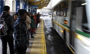 Passageiros esperam ônibus em Porto Alegre