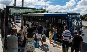 Passageiros esperam ônibus na Av. Dr. Arnaldo