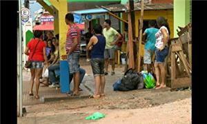 Passageiros esperando ônibus em área afastada do c