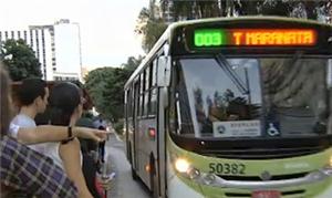 Passageiros esperando ônibus