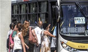 Passageiros lutam para entrar em ônibus no Rio de