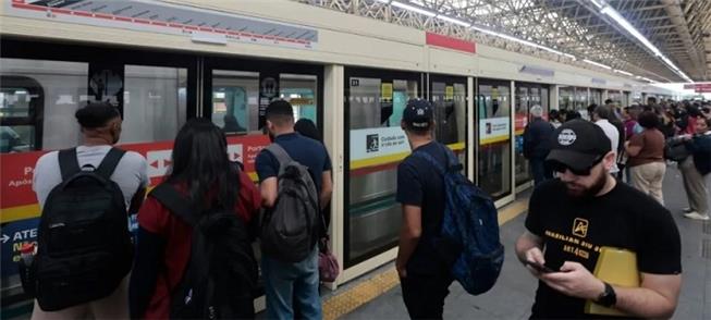 Passageiros na Estação Itaquera de metrô e trens d
