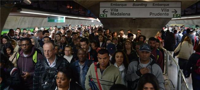 Passageiros no metrô de S. Paulo em um dia normal