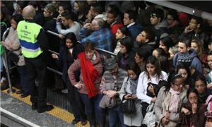 Passageiros passam sufoco no metrô de SP diariamen