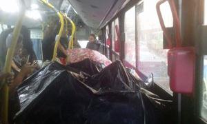 Passageiros se cobrem com guarda-chuvas para evita