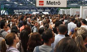 Passageiros tentam embarcar na estação da Barra Fu