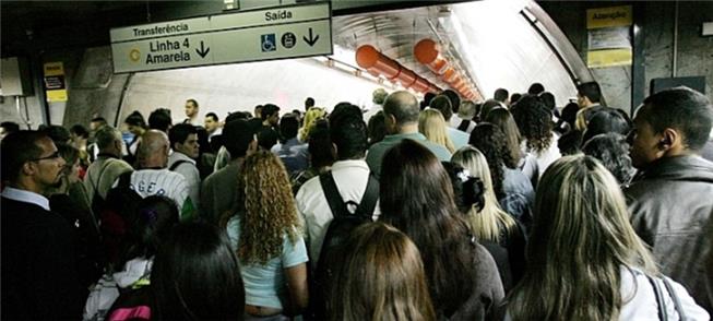 Passagem sempre lotada entre linhas 4 e 2 do Metrô