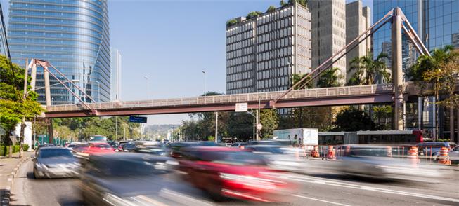 Passarela Marcelo Frommer, em SP: prioridade ao tr