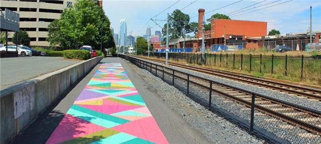 Passeio e ciclovia ao lado de ferrovia, em Charlot